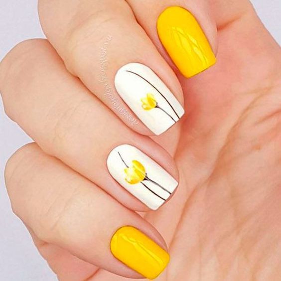 żółte paznokcie z kwiatkiem na wiosnę