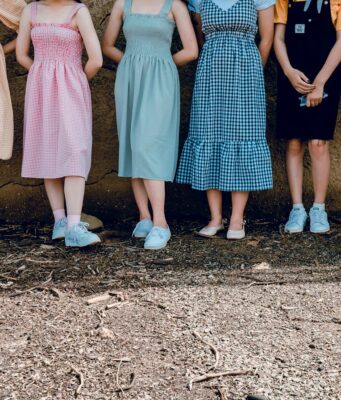 letnia sukienka z trampkami