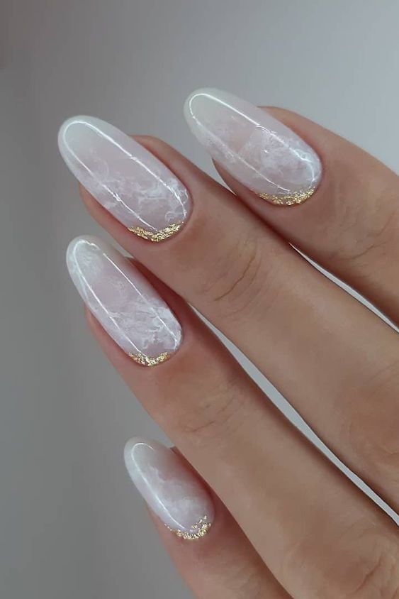 białe paznokcie na wesele ze złotym wzorem
