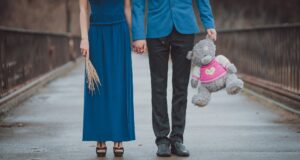 buty do błękitnej sukienki stylizacje