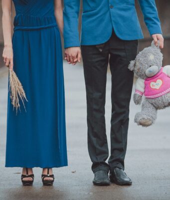 buty do błękitnej sukienki stylizacje