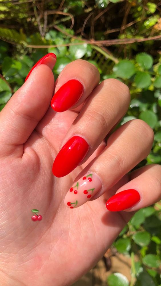 czerwone paznokcie na lato z wiśniami