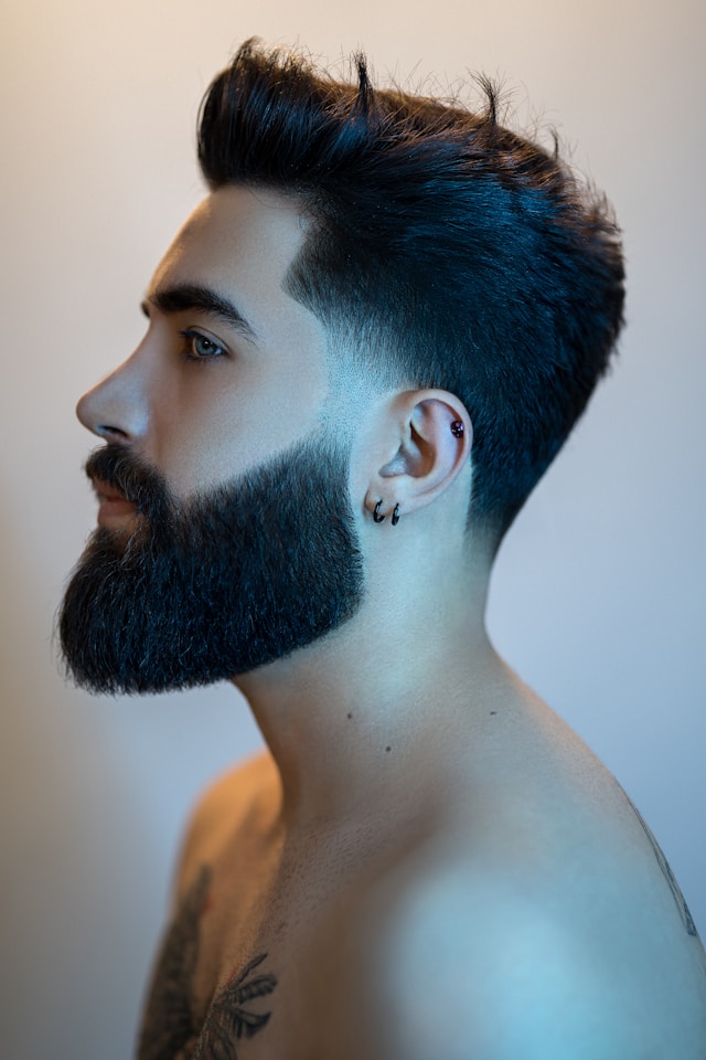 krótkie fryzury męskie 2024 stylizacja z brodą