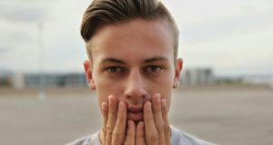 modne fryzury męskie 2024 krótkie boki