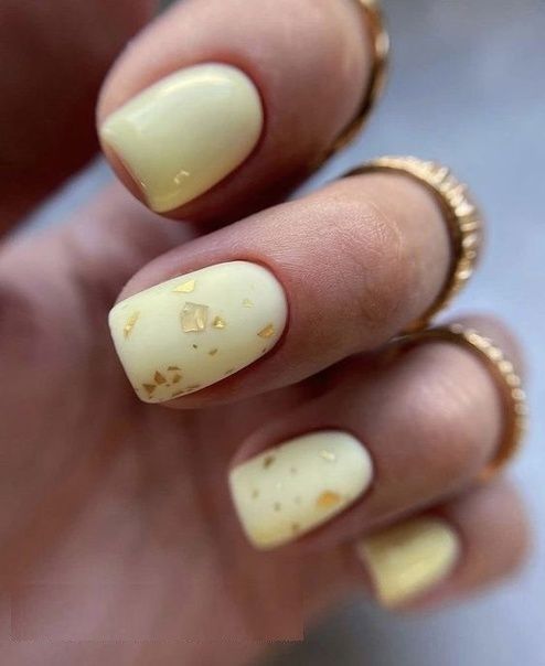 żółte paznokcie pastelowe ze złotym