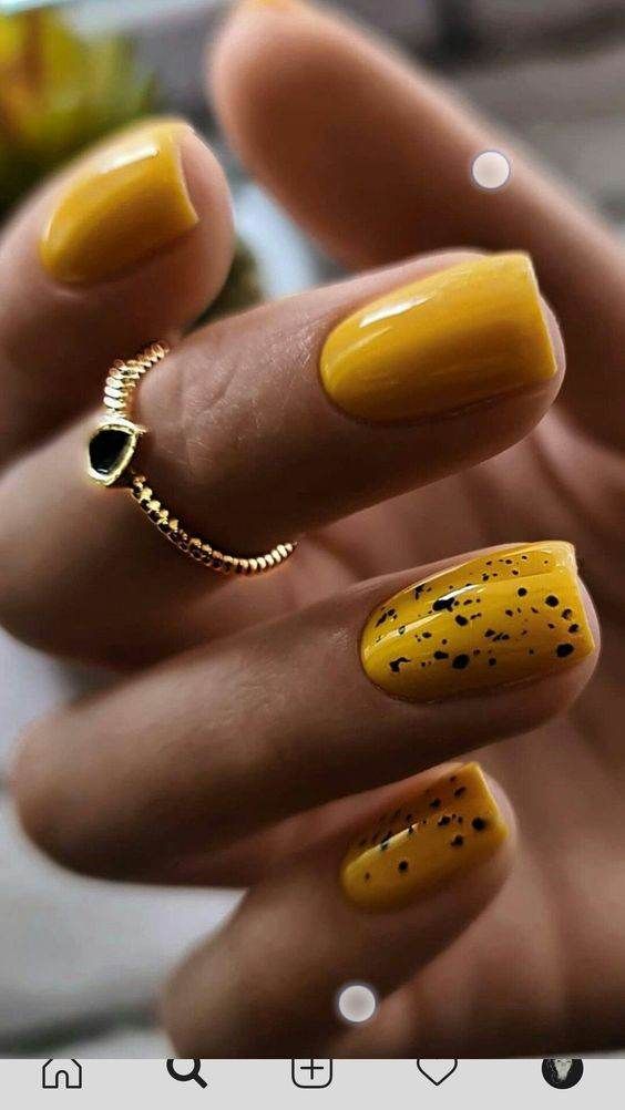 żółte paznokcie z czarnymi kropkami