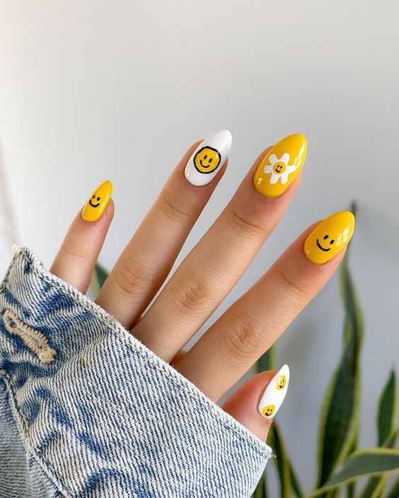 żółte paznokcie z emotkami
