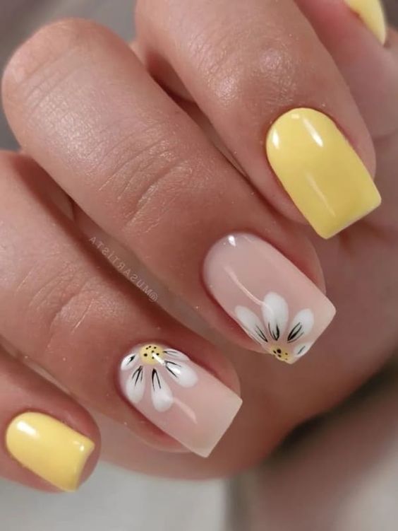 żółte paznokcie z kwiatami