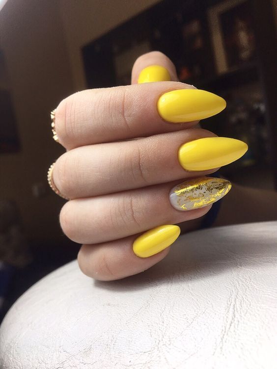 żółte paznokcie ze złotym motywem hybrydowe na wiosnę