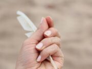 Delikatne paznokcie na lato - subtelny manicure
