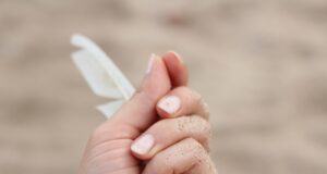 Delikatne paznokcie na lato - subtelny manicure