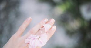 Manicure pastelowy róż - stylowe i eleganckie paznokcie