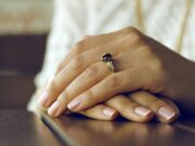Okrągłe paznokcie french - klasyczny styl manicure