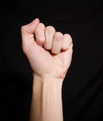 jak pokonac obgryzanie paznokci