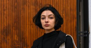 jakie kolczyki do kwadratowej twarzy pasuja najlepiej