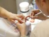 jasne paznokcie na lato 22 inspiracje na manicure