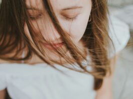 Jak chronić włosy przed sloncem - sposoby na zdrowe pasma