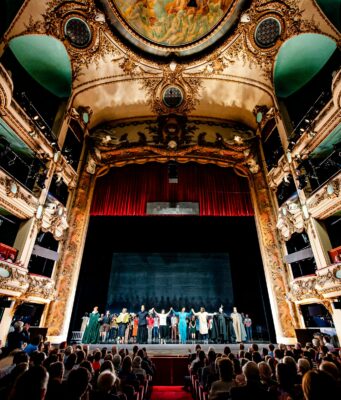 Jak się ubrać do teatru Przewodnik po eleganckim stylu