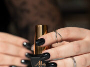 Topy hybrydowe z drobinkami – błysk, który odmieni Twój manicure topy-hybrydowe-z-drobinkami