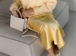 stylizacja z satynową spódnicą w jednym kolorze